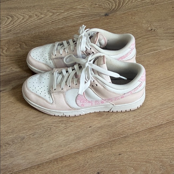 Nike Women’s Pink Paisley dunks - Picture 3 of 6